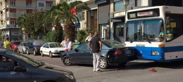 Δεν ξανάγινε – Βουλευτής του ΣΥΡΙΖΑ πήγαινε ανάποδα και τράκαρε με λεωφορείο